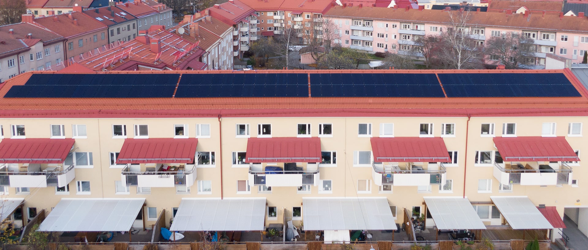 Solceller på ett höghus i en BRF förening, många solceller är det på taket