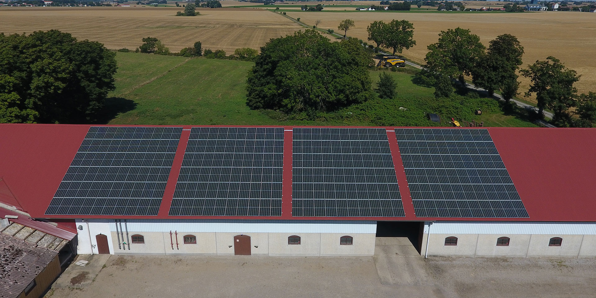 Lantbruks tak med många kvadrat solceller på