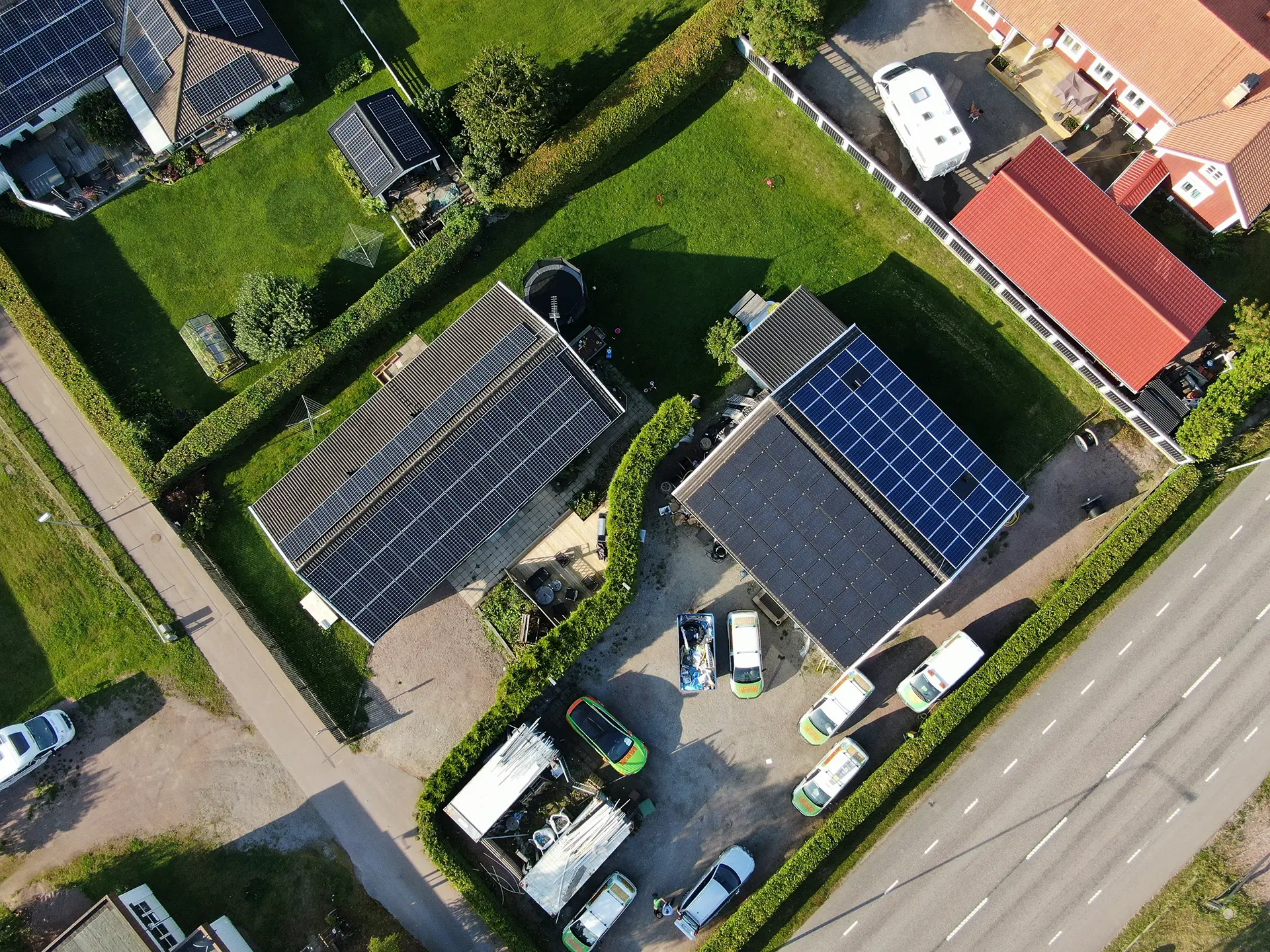 Bild på hur med många solceller på taket. Det här husen hittar du i Dingtuna utanför Västerås. det är Elektrikern-AB som huserar i byggnaden.