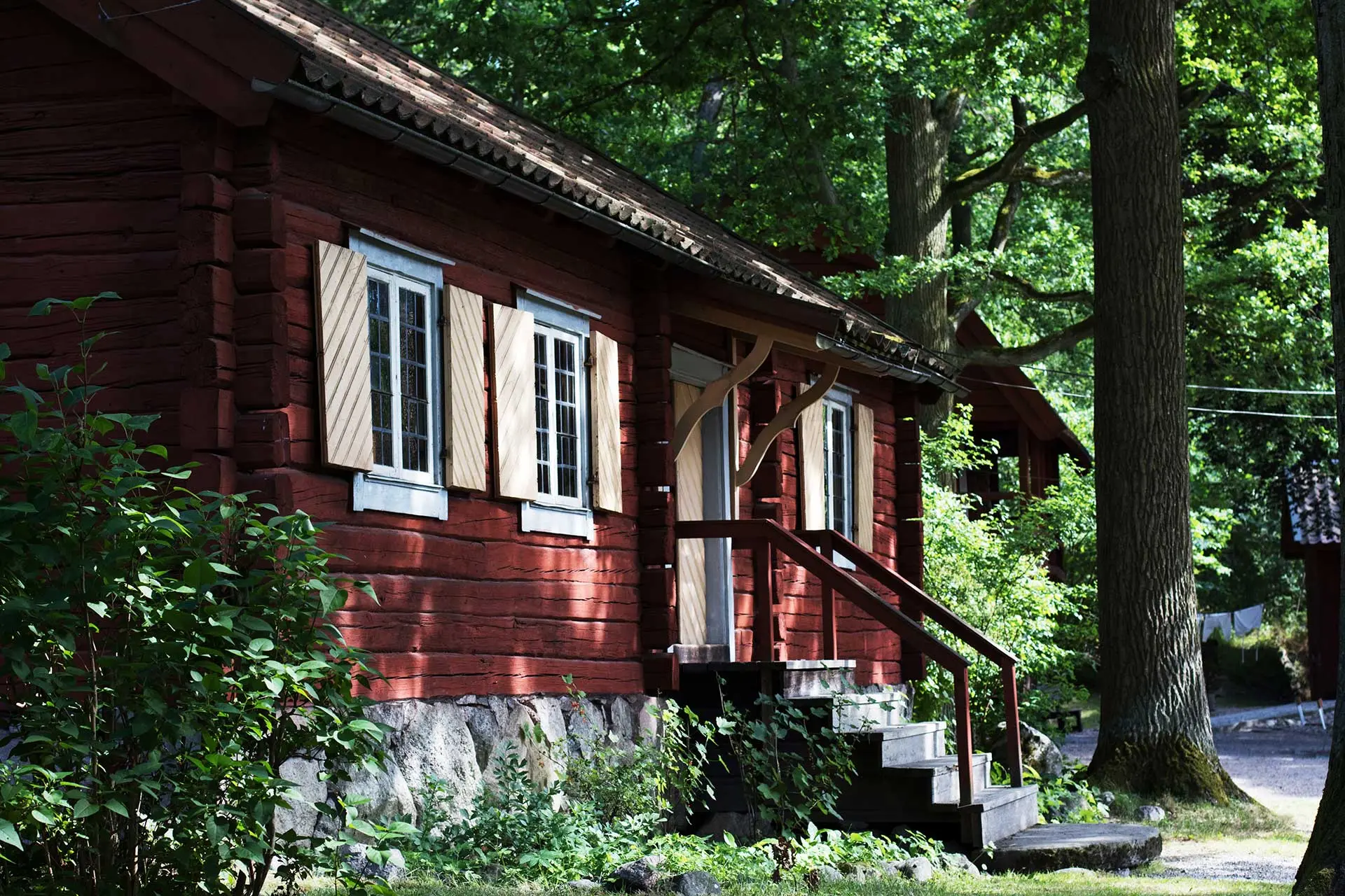 Gamelgården i Köping, ett rött timrat gamalt hus
