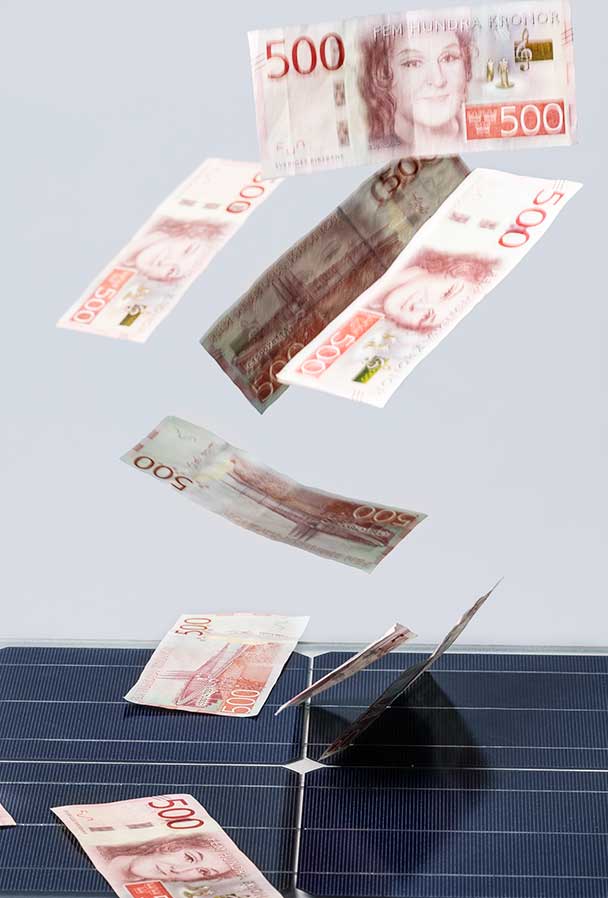 Pengar som seglar ned på en solpanel