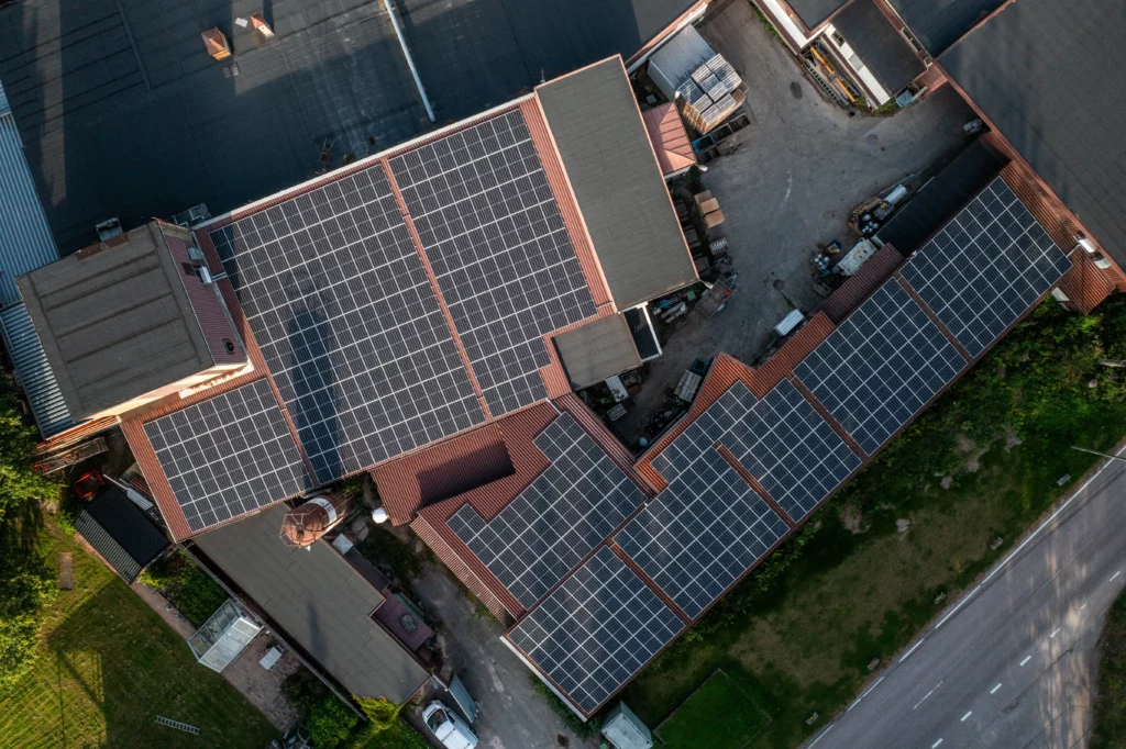 Fastighet med många solpaneler på taket. Ligger i Kvicksund, Västmanland