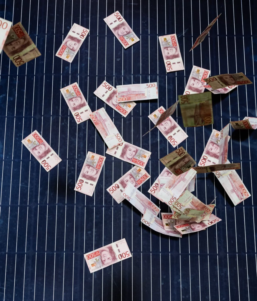 Pengar som seglar ned på en solpanel
