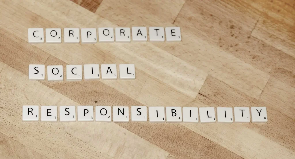 Alfapet bokstäver på en träbänk som bokstaverar Corporate Social Responsibility